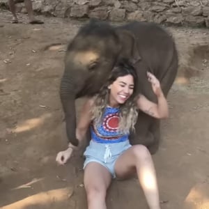 【2700万再生】ゾウの赤ちゃんを抱きしめようと座った女性、熱烈な歓迎を受けちょっと危険な状態に！