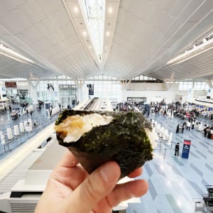 行列がヤバすぎる人気おにぎり屋『ぼんご』で修行した人のおにぎりが羽田空港で食える