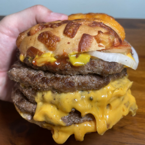 バーガーキングのハンバーガーが人間の手よりも大きいのなぁぜなぁぜ？ 究極の「肉」と「チーズ」の超重量級ハンバーガー発売