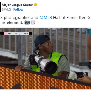 MLSの試合で激写しまくるフォトグラファーはMLBの殿堂入り選手でした 「サッカーのレジェンドを撮影しにきた野球のレジェンド」「多分世界一金持ちのスポーツフォトグラファー」