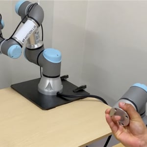 モビリティテーマパークで、障がいのある人がロボットを通じてレーサーと握手＆花束贈呈する実験実施