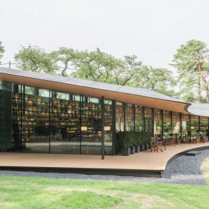 これが図書館？ 全面ガラス張りの開放的な空間。大企業が始めたコミュニティ型図書館「まちライブラリー」を見てきました　西東京市