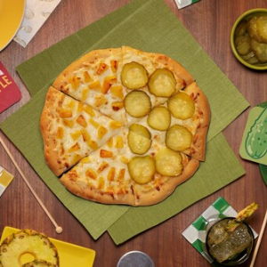 パイナップル・ピクルス・ピザがアメリカで話題 「ありそうでなかったやつ」「何でもありの時代です」