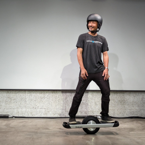 重心移動で自由自在に走行できる一輪電動スケートボード「Oneboard」 Makuakeにて先行発売