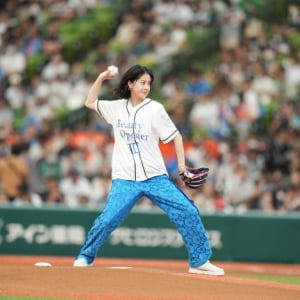 ブレイク女優・松本若菜さんが自筆のイラスト付きユニフォームでセレモニアルピッチに登場！華麗な投球を披露