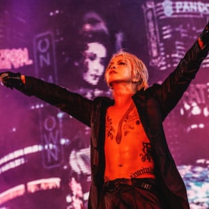 ＜ライヴレポート＞HYDE、幕張メッセのツアーファイナルで奏でた「あの時からの続き」