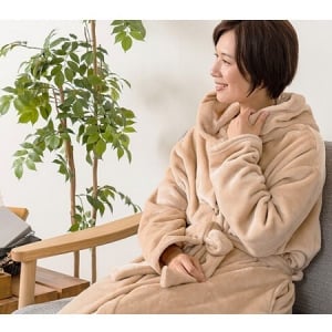 着丈のアレンジも可能！サッと羽織るだけで温かい吸湿発熱素材の「着る毛布」発売