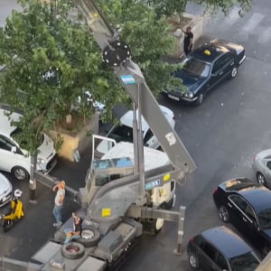 クレーンを使ったソファの搬入作業？見るからに危険で恐ろしい映像