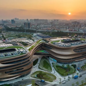 世界の名建築を訪ねて。建築家ザハ・ハディドによる約19万平米の巨大企業「Infinitus Plaza（インフィニタス・プラザ）」/中国・広州市