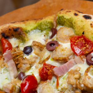 比較レベルはもはや店頭焼きたて！ メーカーが工房で作った本気ピザ『HOKKAIDO PIZZA』は生地の焦げ目とチーズの香りを体感してほしい