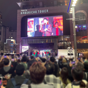 新宿・歌舞伎町を歩いてたら郷ひろみが降臨した件　10月9日東急歌舞伎町タワー前で「GOLDFINGER ’99」「俺は最高!!!」を熱唱
