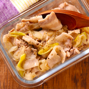 レンジで簡単！ 最高にご飯に合う「豚バラと葱の鶏ガラぽん酢」の作り方