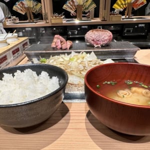 眼前の鉄板で牛肉100％ハンバーグがじゅうじゅう「神戸赤ふじ」2号店がグランドオープン / 肉専門店ならではの究極カレーも堪能