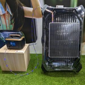 ルーフ収納ボックスに搭載したソーラーパネルでポータブル電源を充電　カーメイトが「ソーラーギアキャリー」を参考出展【ジャパンモビリティショー2023】