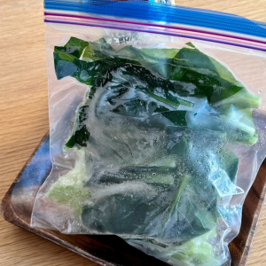小松菜の簡単レシピ。生で冷凍できる小松菜にめんつゆを加えるだけで・・、茹でずにおひたしの出来上がり！？
