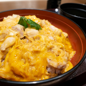 日本の親子丼を外国人女子に食べさせた結果→ とても変な味→ まずっ！→ 出しそう！