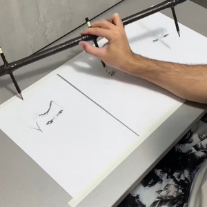 3本の鉛筆を同時に操りイラストを描く男性。出来上がったのは、なんとビックリ！全て異なる似顔絵でした！！【海外・動画】