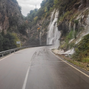 スペインの驚きの道路。滝に向かって道が伸びている！？【海外・動画】