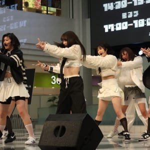 モノクロームで統一したスタイリッシュなアイドル「ＷＨＩＴＥ　ＳＣＯＲＰＩＯＮ」がデビュー曲「眼差しｓｎｉｐｅｒ」披露　１２月７日デビューで高まる期待値