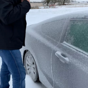 車が割れた？！男性が氷に覆われた車のドアを開けたその時・・・不穏な光景と音が！！
