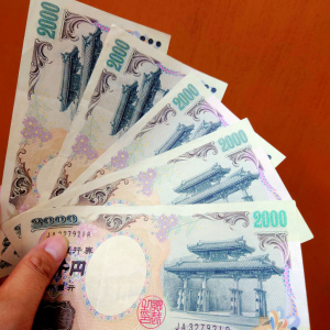 リトアニアで日本円に両替した結果→ 全部2000円札で渡された件→ しかも