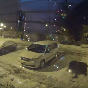 【少し早いクリスマスプレゼント】雪の積もる夜の駐車場の監視カメラが捉えた『少し幸せになれる気がする奇跡』の映像にほっこり