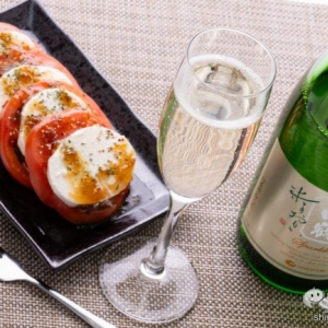 「ワイングラスでおいしい日本酒アワード2022」のスパークリングSAKE部門で金賞受賞！ 『白鶴 日本酒スパークリング 米のおもい』をおためし