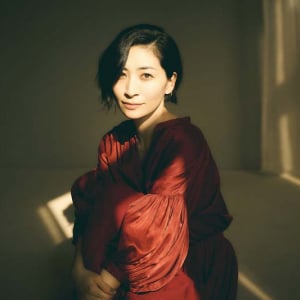 坂本真綾、大江千里が作詞作曲のアニメ主題歌「抱きしめて」配信決定