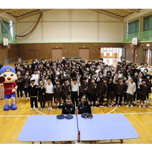女子卓球チーム「日本ペイントマレッツ」が、こども卓球台を寄贈。卓球教室も開催