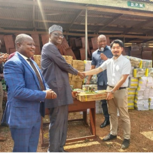 JFE商事と川商フーズがナイジェリア、ガーナへ缶詰や学習用品を寄贈。今回で13回目