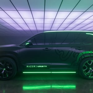 「これこそ近未来の車」「乗り心地は超悪そうだけど」 CES 2024の会場で展示されたゲーミングカー「Razer Lexus TX」