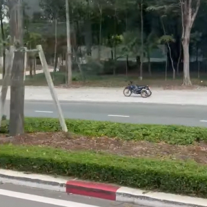 透明人間が運転している？無人のバイクが道を進む！！【海外・道路】
