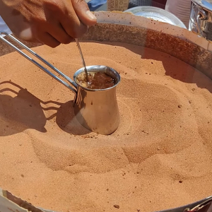 砂漠の砂で煮立たせて・・。トルコのローカルコーヒーを淹れる様子に観光客たちは目が離せない！！