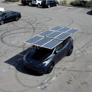 テスラオーナーが電気自動車に設置可能な折り畳み式ソーラーパネルを開発中 「始めの一歩かもしれない」「商業化したら面白そう」