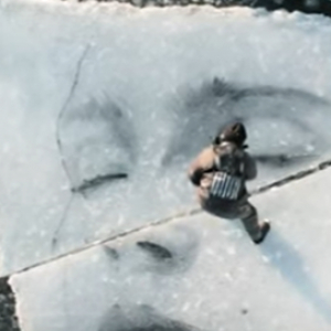 氷の表面に驚きの巨大アートを描くアーティスト