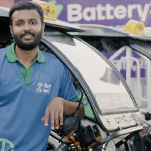 2分でバッテリー交換可能。インドの電動三輪タクシー「Eリキシャ」対応“交換所ネットワーク”で利便性UPへ