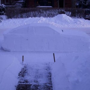 路上に雪で車の雪像を作ったら警察官に駐車禁止の切符を切られる！切符に書かれていた内容は！？