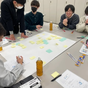 【福岡県】小野建が北九州市内の学生と協力し、JR小倉駅へ掲出予定の電照広告を制作
