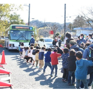 【埼玉県飯能市】バスとの綱引きや車両展示を楽しめる「国際興業バスまつり2024春in飯能」開催！