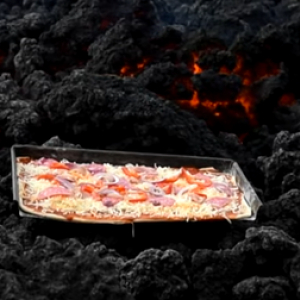 火山から流れ出る溶岩でピザを焼くおじさん
