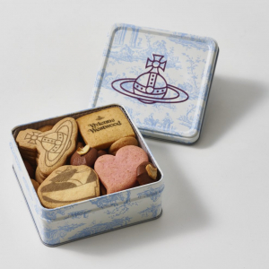 Vivienne Westwoodよりバレンタインを祝うポップアップストアが登場。Sadaharu AOKI parisとのコラボクッキー缶を先行発売