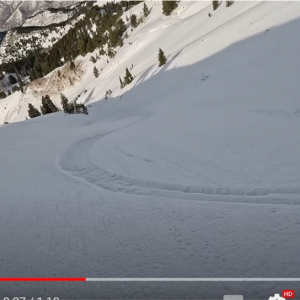 雪崩に巻き込まれたスキーヤーのPOV映像 「怖すぎるな」「ラッキーとしか言いようがない」