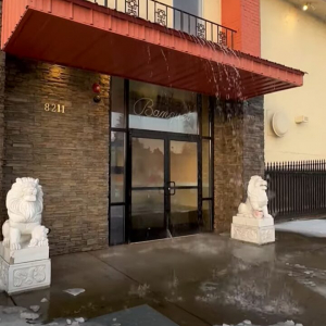 いったいこのレストランで何が・・。建物から水があふれて、店内がプールのようになっている！？！？【アメリカ・動画】