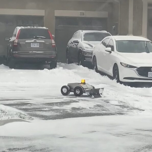 小さいながら心強い！雪が降る中ブルドーザー型のロボットが道路を雪かき！！【海外・動画】
