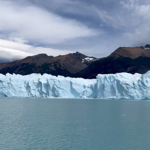 新たな氷山誕生！？青く神秘的なペリト・モレノ氷河に海面から黒い氷山があらわれた！！【海外・動画】