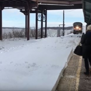 線路には大量の新雪！雪を巻き上げるカッコイイ列車を撮影したかったのに大惨事に！