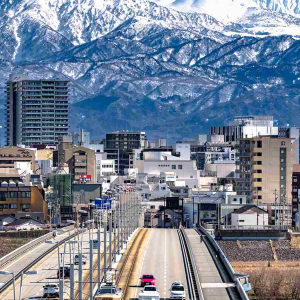 冬の立山連峰を背景にしたとある『奇跡のツーショット』が話題に！！「カラーリングが同じ」「並びが運命的」