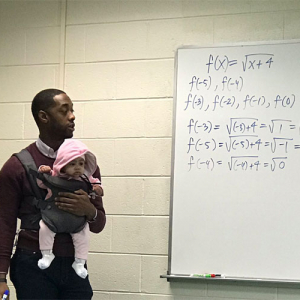 【素敵な先生】ベビーシッターが見つからなかった学生の代わりに“赤ちゃんを抱っこしながら”講義してくれた教授