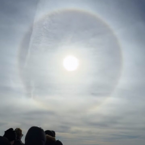 大海原で見た絶景！船の進む先にある太陽に見事な日暈が！！【アメリカ・動画】