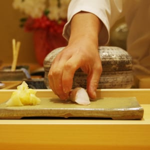 とろサーモン久保田が寿司屋で「イカとシャリの間に大葉を挟んだやつ」と注文した結果→出てきた寿司がコレ
